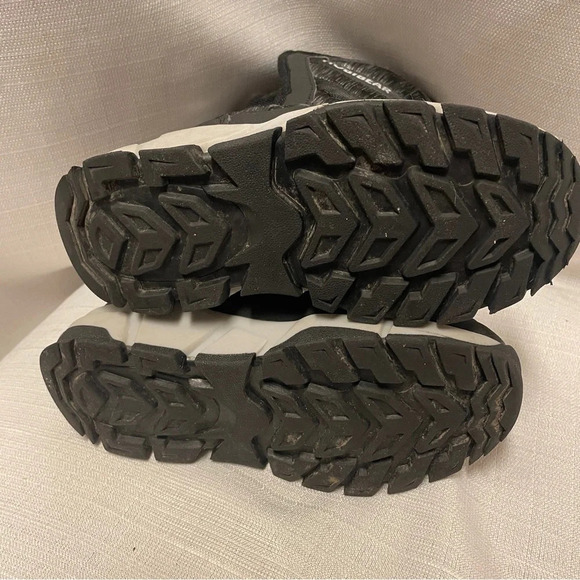 Boys size 2 winter boots - Picture 4 of 5